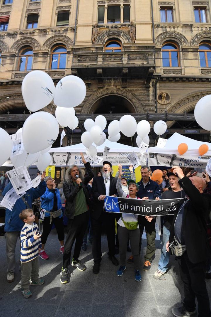Il volo dei palloncini (ecologici e biodegradabili) alla presenza delle autorità e del testimonial Alessandro Bergonzoni (foto Schicchi)