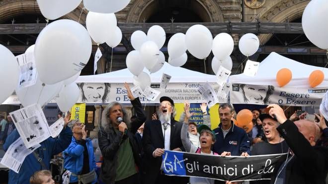Il volo dei palloncini (ecologici e biodegradabili) alla presenza delle autorità e del testimonial Alessandro Bergonzoni (foto Schicchi)