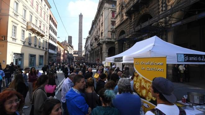 Via Rizzoli festeggia la Giornata nazionale dei risvegli per la ricerca sul coma (foto Schicchi)