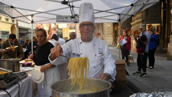 Spaghetti alla bolognese per tutti (foto Schicchi)
