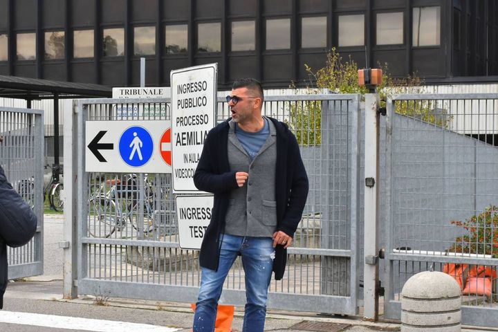 L'ex calciatore fuori dal tribunale (foto Artioli)