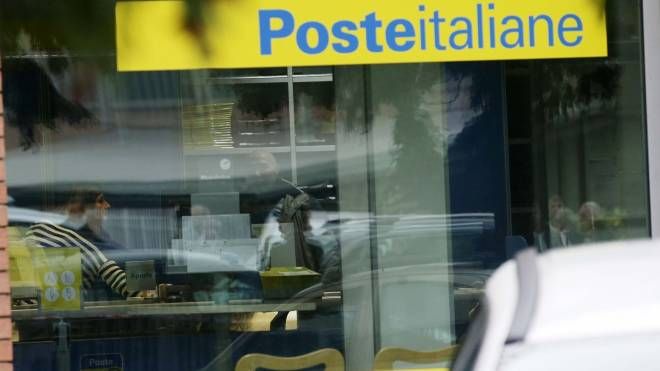 Francesco Amato si intravede all'interno dell'ufficio postale (LaPresse)