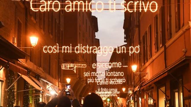 Le parole di Lucio Dalla protagoniste delle luminarie artistiche in via d'Azeglio(Foto Schicchi)