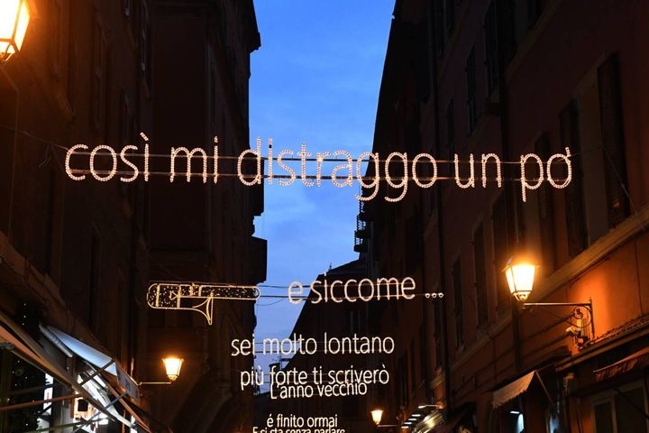 Le parole di Lucio Dalla, protagoniste delle luminarie artistiche in via d'Azeglio(Foto Schicchi)