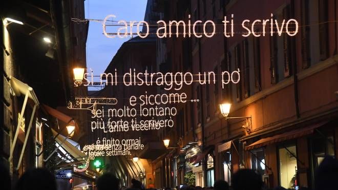 Il testo corretto de ‘L’anno che verrà’ di Lucio Dalla illumina via d’Azeglio pedonale (Foto Schicchi)