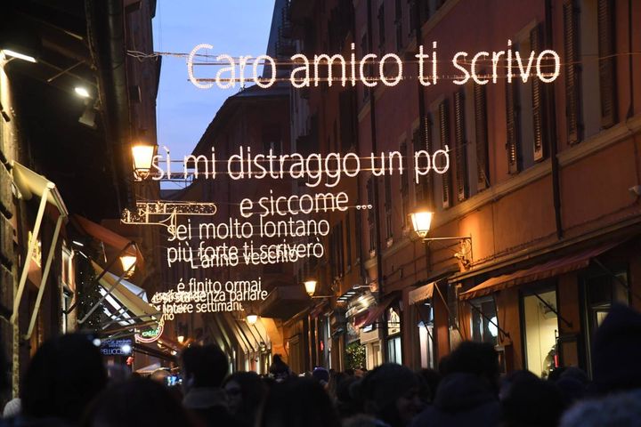 Il testo corretto de ‘L’anno che verrà’ di Lucio Dalla illumina via d’Azeglio pedonale (Foto Schicchi)