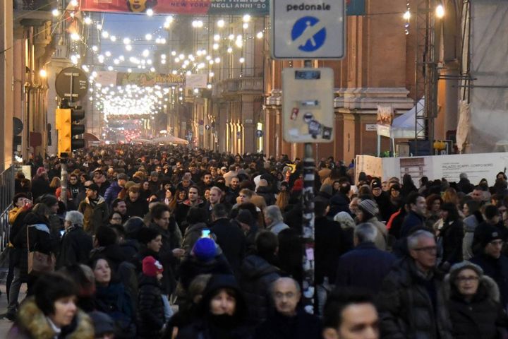Tantissime persone in centro per lo shopping natalizio (Foto Schicchi)