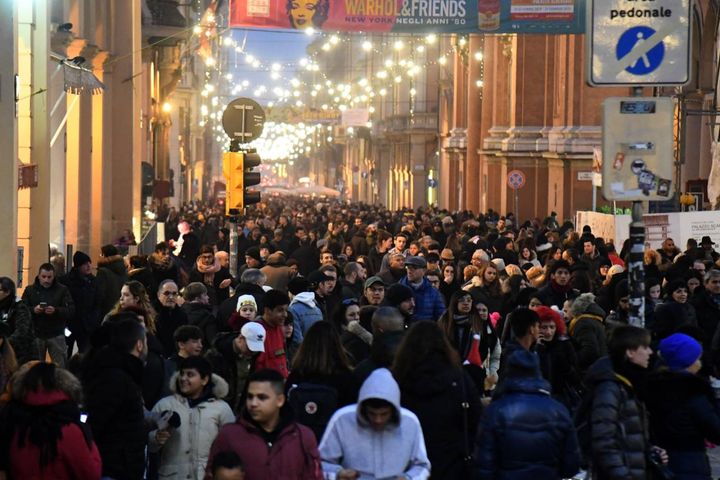Tantissime persone in centro per lo shopping natalizio (Foto Schicchi)
