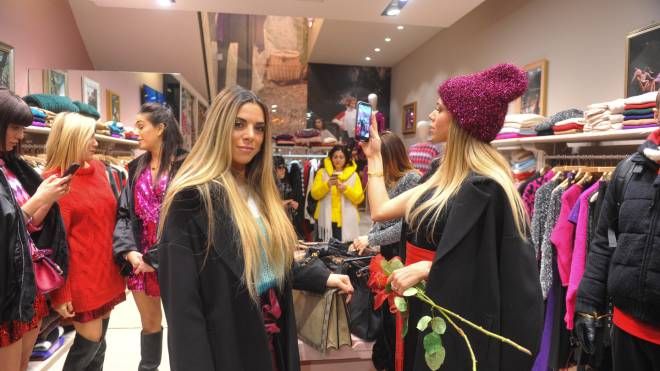 Le influencer di Bologna danno una mano per uno shopping perfetto (foto Schichi)