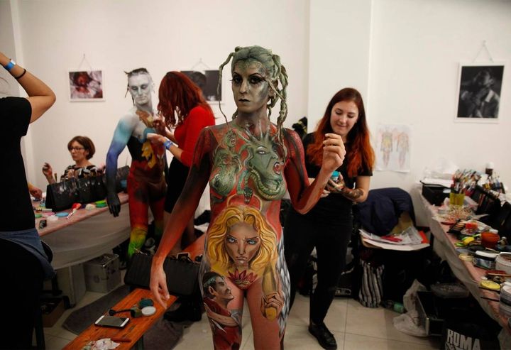 Il corpo dipinto come una tela con disegni ispirati alle terzine del Sommo Poeta (foto Corelli)