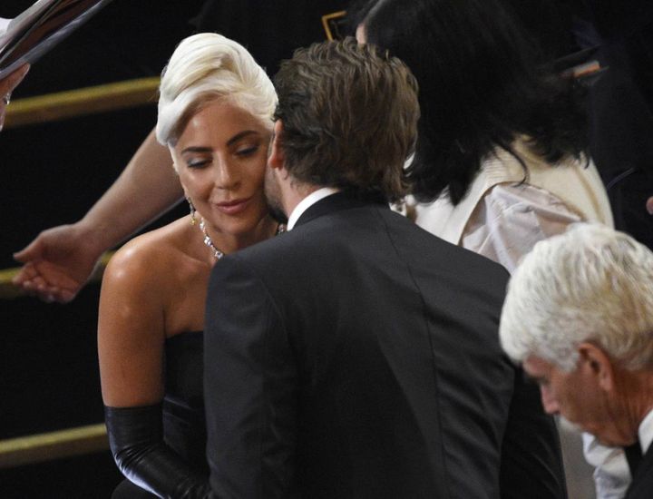 Il bacio tra Lady Gaga e Bradley Cooper (Ansa)