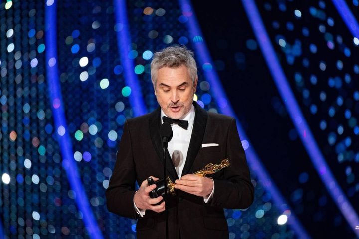 Alfonso Cuaron con la statuetta (Ansa)