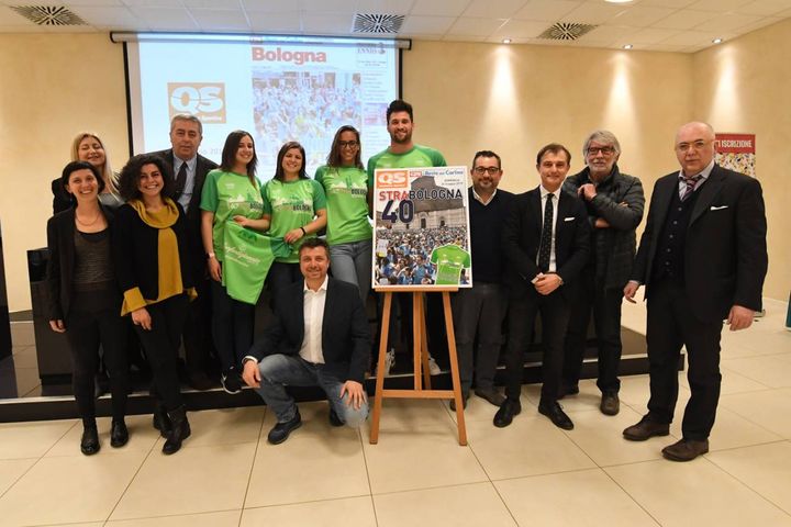 Foto di gruppo alla presentazione della maglia della 40esima edizione di StraBologna (FotoSchicchi)