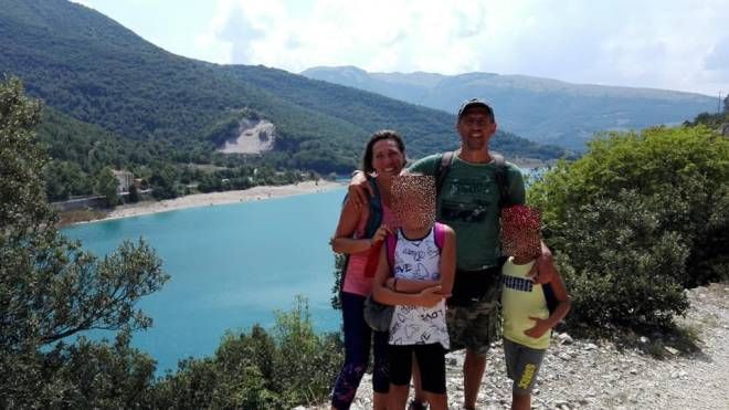 Gianluca Carotti, 47 anni, e la compagna Elisa Del Vicario, 40, con i loro bimbi