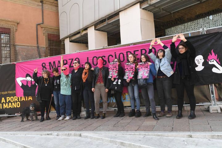 "Vergogna, vergogna", urlano a gran voce le associazioni della 'Rete delle Donne davanti all'ingresso della Corte d'Appello di Bologna (foto Schicchi)