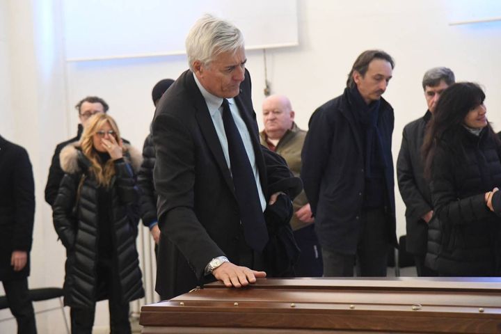 L'addio ad Alberto Bucci, il saluto di Renato Villalta alla camera ardente (Foto Schicchi) 