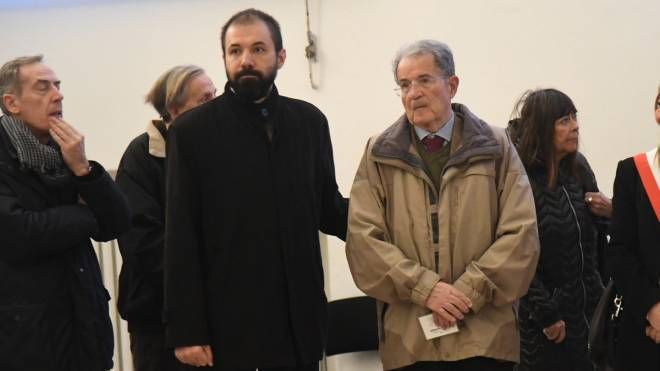 Romano Prodi con il figlio Giorgio alla camera ardente per Alberto Bucci (Foto Schicchi) 