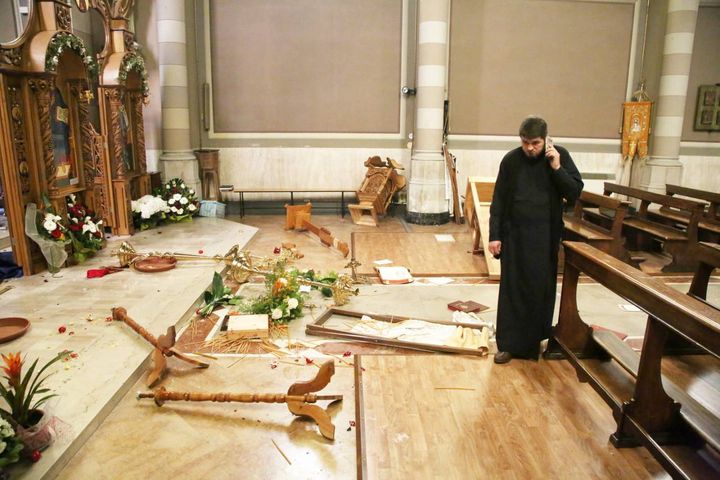 Distrutti i banchi della chiesa e altri oggetti (foto Ravaglia)