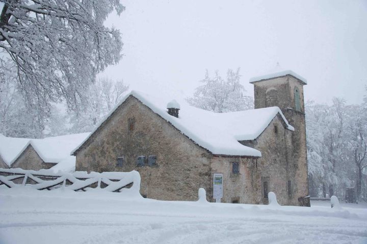 Il santuario di Madonna dell'Acero immerso nella neve (foto Marchi)