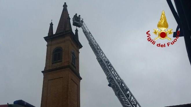 I vigili del fuoco hanno rimosso la croce pericolante sulla chiesa di Villanova