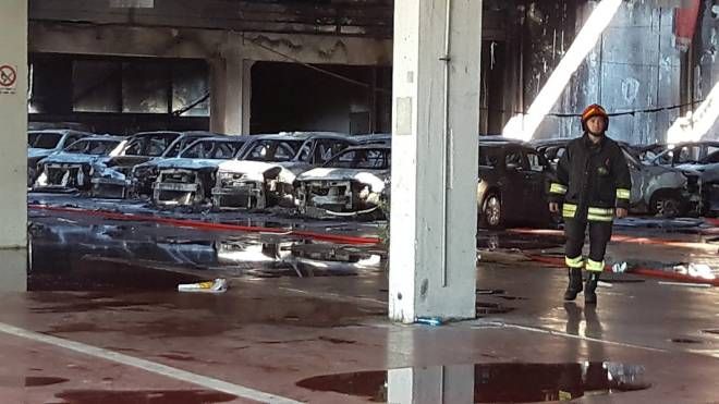 Le auto distrutte dalle fiamme nella concessionaria (foto Lecci)