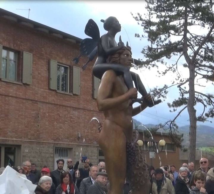 La statua di Luigi Ontani è stata inaugurata domenica 7 aprile a Vergato