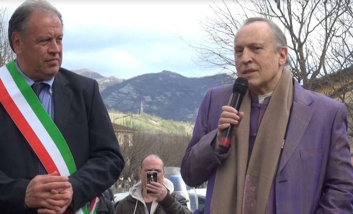 Il sindaco Massimo Gnudi e il maestro Luigi Ontani il giorno dell'inaugurazione