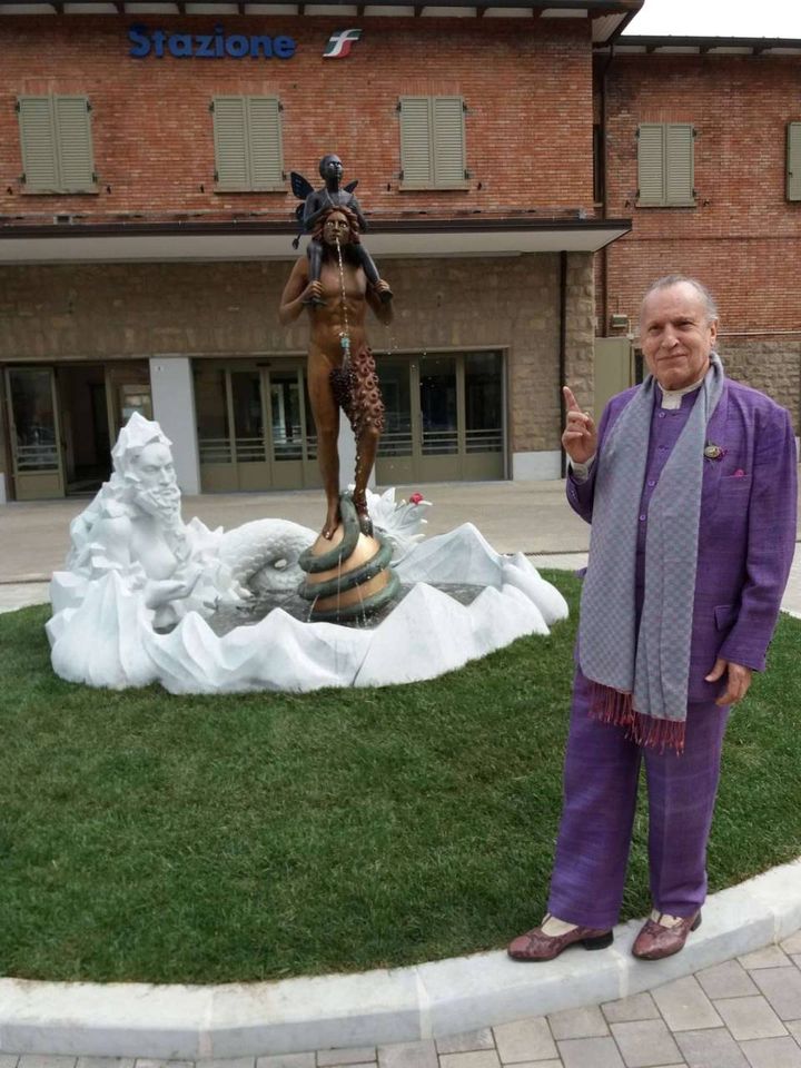 Luigi Ontani e la sua statua