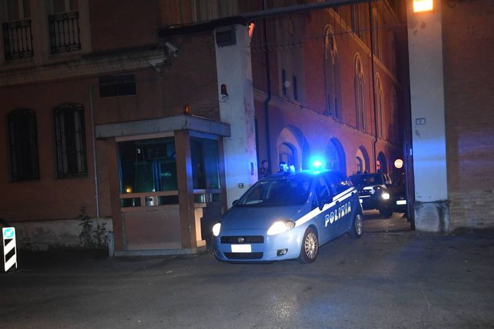 L'uscita della polizia dalla questura di Reggio Emilia (foto Schicchi)