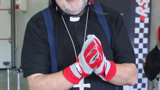 La simpatia del nuovo vescovo (foto Isolapress)