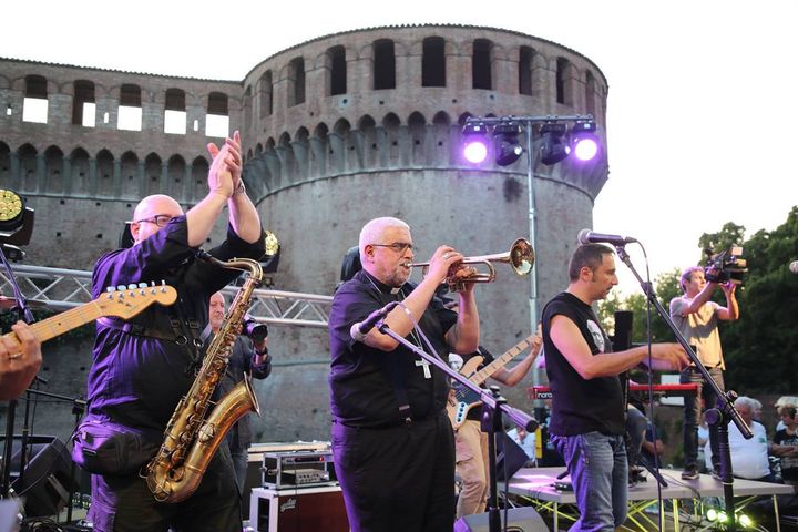 L'esibizione alla Rocca con la sua storica band, ‘Il turno di guardia’ (foto Isolapress)
