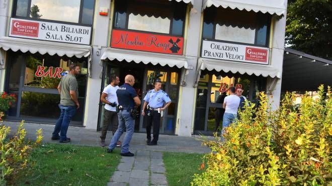 Sul posto gli uomini della Questura di Reggio Emilia, i sanitari del 118 e gli agenti della polizia locale (Foto Artioli) 