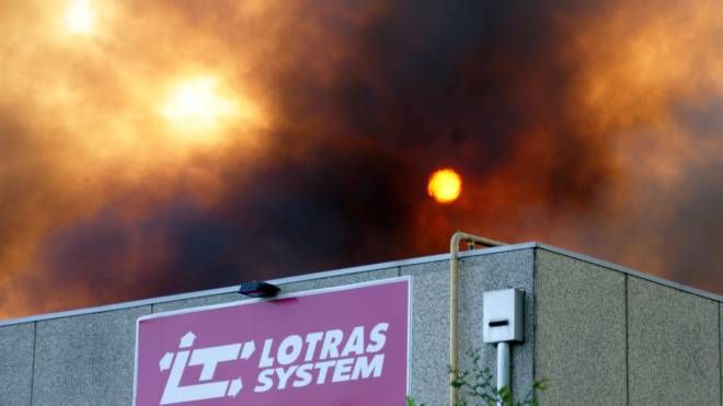 Incendio alla Lotras System (Foto Corelli)