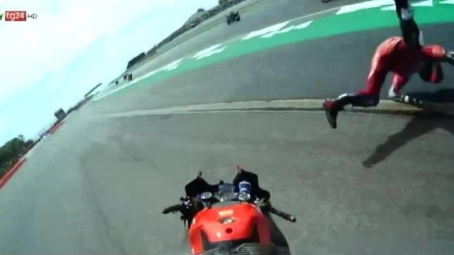 La Yamaha di Fabio Quartararo è caduta alla prima curva e Dovizioso non è riuscito ad evitarla (foto Ansa)