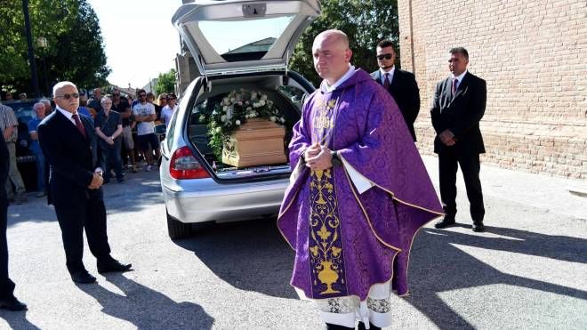 Il parroco Pio Morcavallo all'arrivo della bara (foto Businesspress)