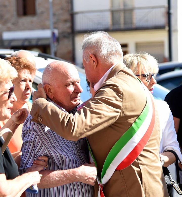 L'abbraccio del sindaco di Riva del Po, Zamboni al padre (foto Businesspress)