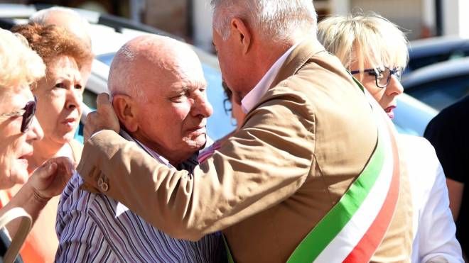 L'abbraccio del sindaco di Riva del Po, Zamboni al padre (foto Businesspress)