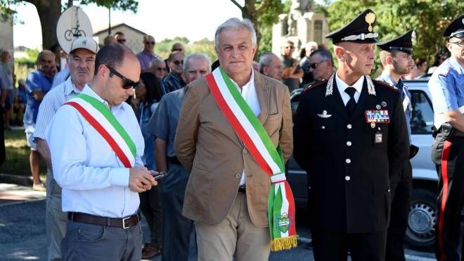 Il sindaco Fabrizio Pagnoni con Andrea Zamboni e il comandante Giorgio Feola (foto Businesspress)