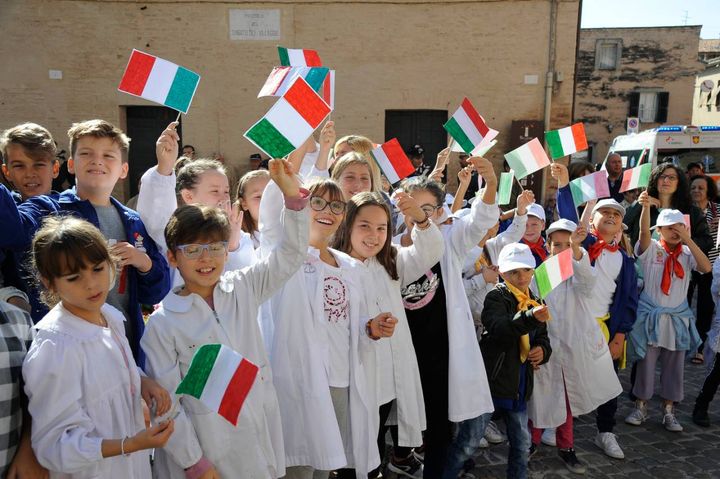 I bimbi delle elementari hanno accolto l'arrivo del Presidente Mattarella (foto Calavita)