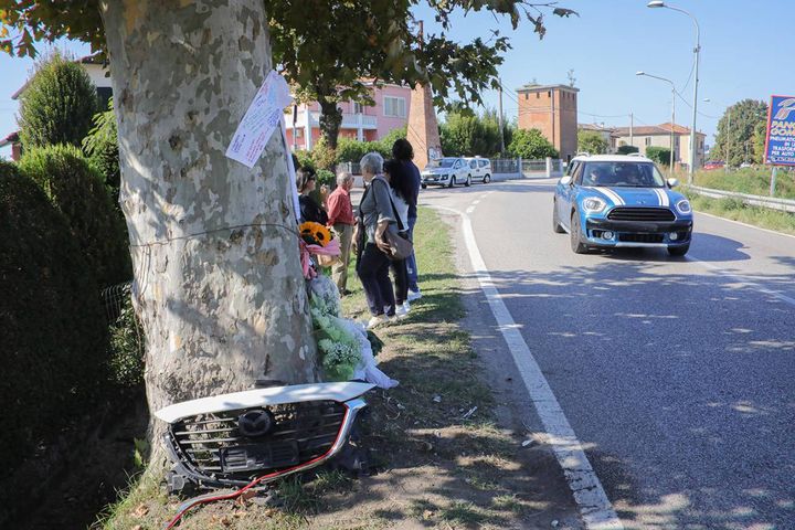 Il platano contro il quale sono morti i tre amici si è riempito dei fiori e delle dediche lasciate per loro dagli amici (Foto Samaritani)
