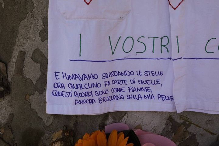 Il platano contro il quale sono morti i tre amici si è riempito dei fiori e delle dediche lasciate per loro dagli amici (Foto Samaritani)