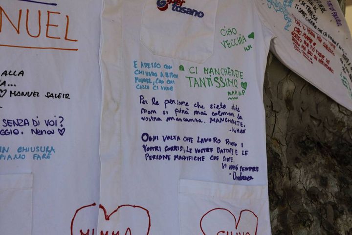 La maglietta con le dediche dei colleghi per i tre amici morti (foto Samaritani)