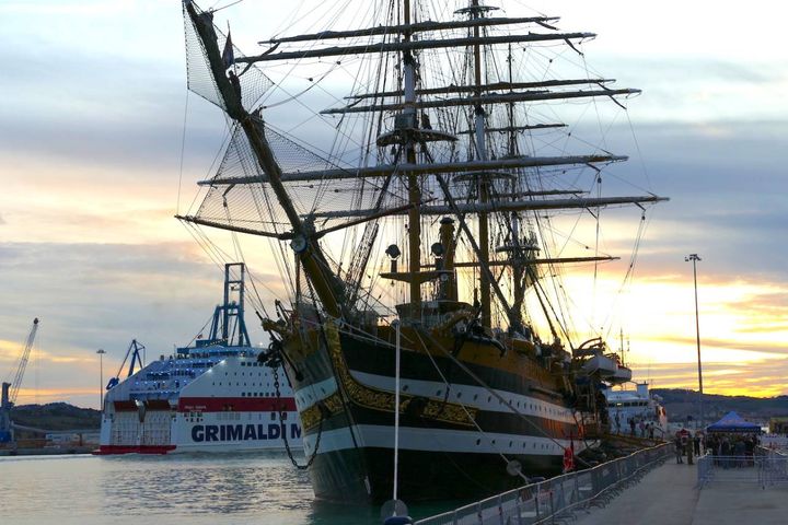 L'Amerigo Vespucci torna in porto (foto Antic)