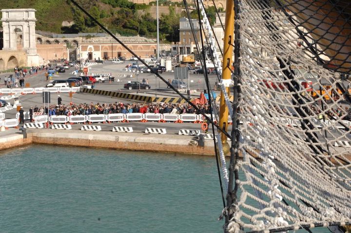 Dopo la sosta ad Ancona, l’Amerigo Vespucci farà rotta verso Trieste, terza tappa della post-campagna d’istruzione 2019 (foto Antic)