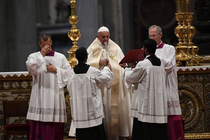 Bergoglio celebra la messa (FotoSchicchi)