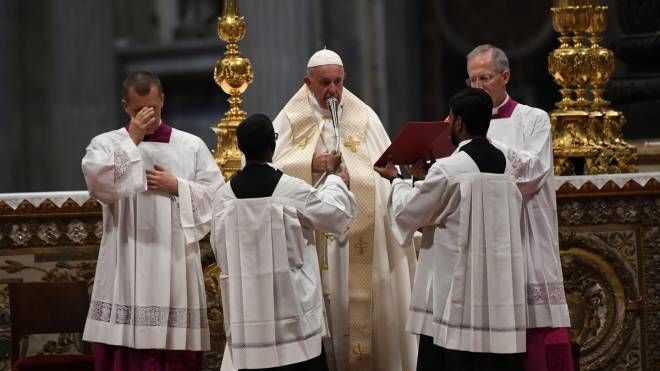 Bergoglio celebra la messa (FotoSchicchi)