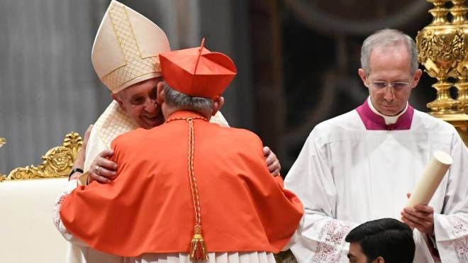 L'abbraccio tra Bergoglio e Zuppi (FotoSchicchi)