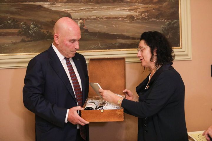 Lucia Gazzotti premia il dottor Riffeser Monti (foto Schicchi)