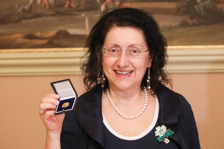 La presidente del Soroptimist e del Centergoss Lucia Gazzotti riceve il Carlino d'Oro (foto Schicchi)