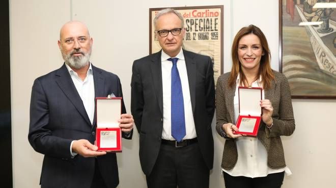 Stefano Bonaccini e Lucia Borgonzoni ricevono dal direttore Brambilla (al centro) il Carlino d'oro (foto Schicchi)